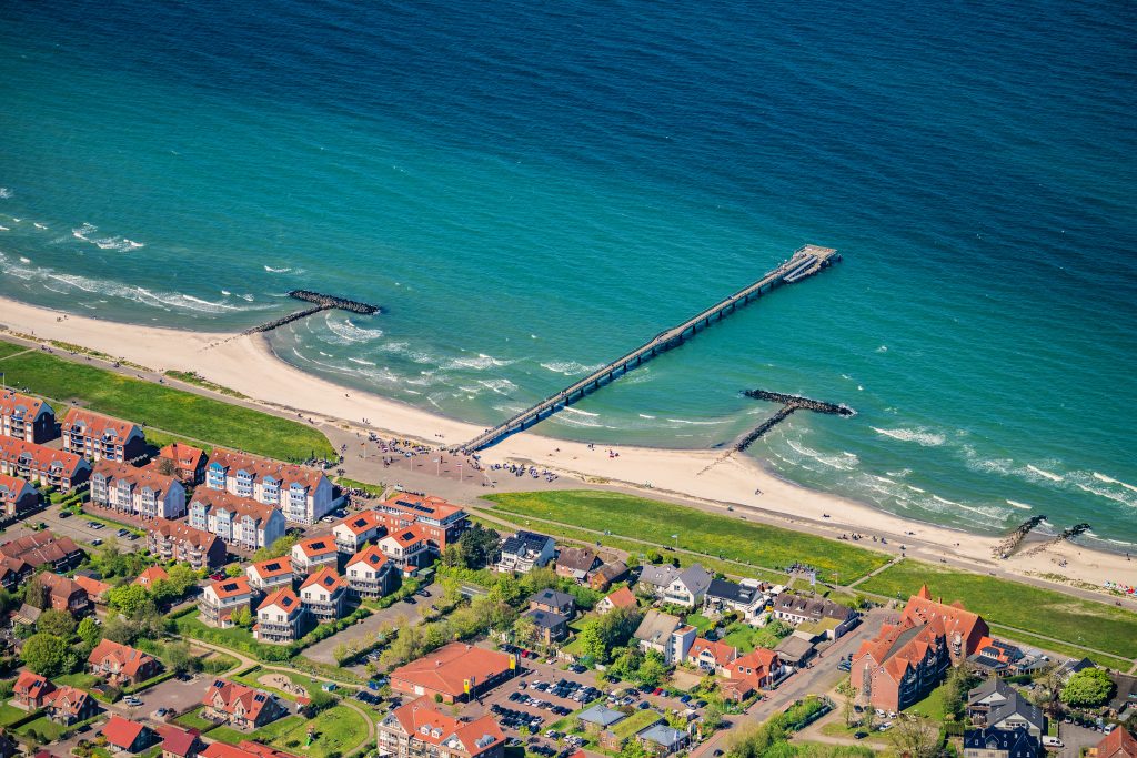 SCHöNBERG 14.05.2023 Laufflächen und Konstruktion der Seebrücke über der Wasseroberfläche der Ostsee an der Straße Promenade in Schönberg im Bundesland Schleswig-Holstein, Deutschland. // Treads and construction of the pier over the water surface of the Baltic Sea on the Promenade Street in Schoenberg in the state Schleswig-Holstein, Germany. Foto: Martin Elsen